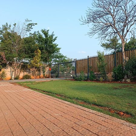 Hotel Nini'S Guest Units Bloemfontein Exterior foto