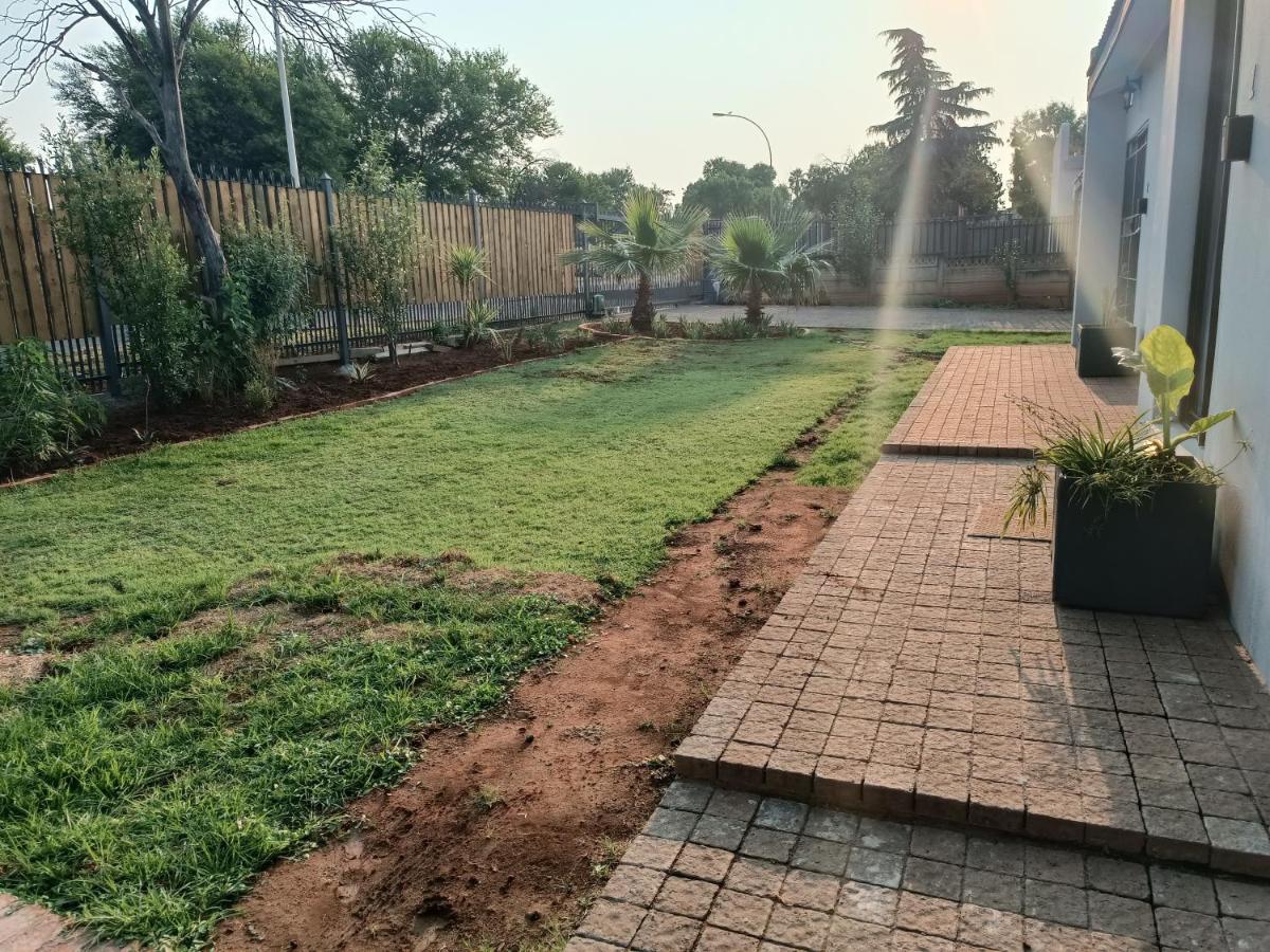 Hotel Nini'S Guest Units Bloemfontein Exterior foto